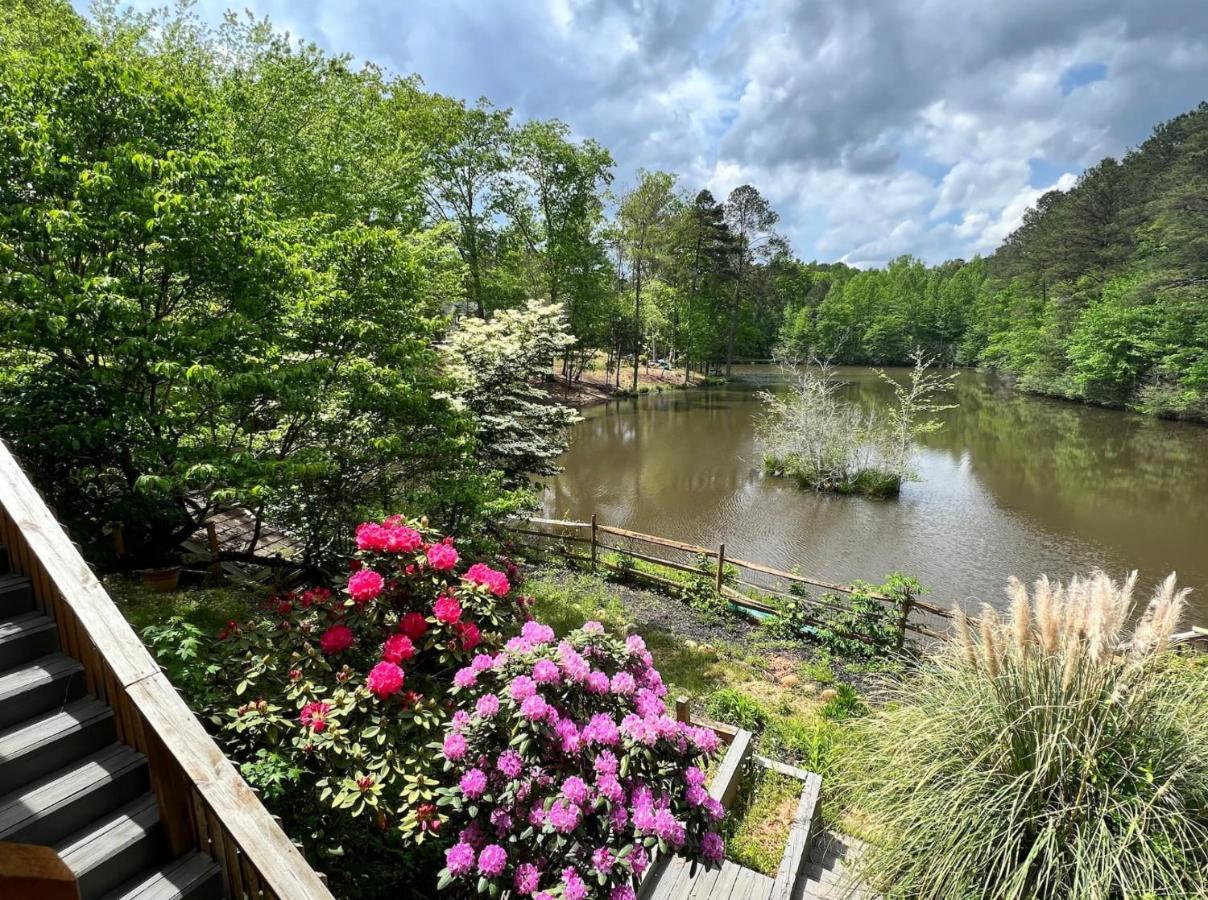 Chateau On The Lake Retreat Acworth Exterior photo